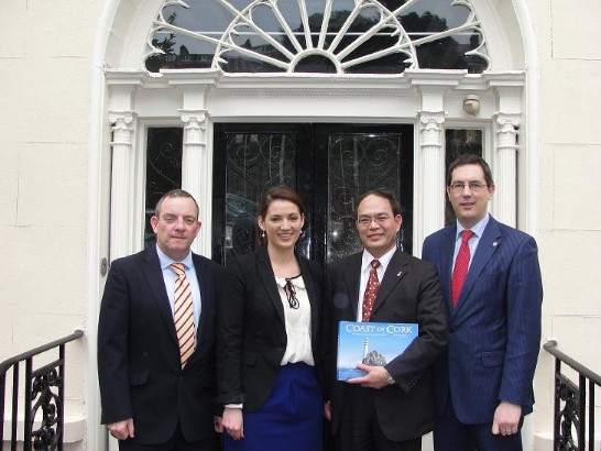 曾代表2月24日與國會衛生委員會主席Jerry Buttimer（左一）、Cork商會執行長Conor Healy（右一）及該商會貿易暨創新部主任Linda Khalfi等人合影於Cork商會門口。