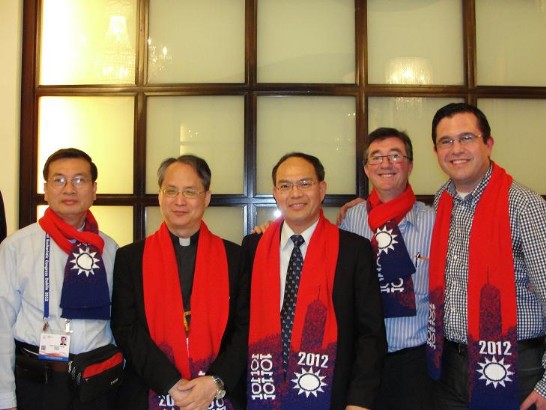 駐愛爾蘭曾厚仁代表（中）與「台灣地區主教團台灣代表團團長」李克勉主教（左二）、張文福神父（左一）、愛爾蘭國會議員弗蘭納岡（Terence Flanagan，右一）及在台宣教十餘年之愛爾蘭籍神父李日新（Sean O’Leary，右二）合影