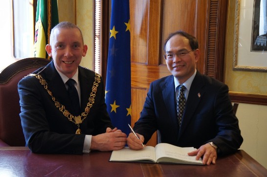 曾大使在科克貴賓名錄上簽名留念