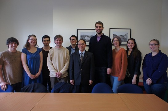 曾代表演講後與該校學生合影(前排左三為該分校校長 Dr. Stephen Robinson)