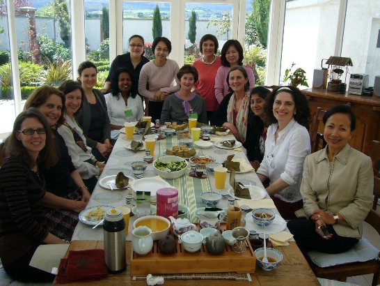 駐愛爾蘭曾厚仁代表夫人呂玉玲女士（後排站立左二）與都柏林國際婦女會友人在「品茗茶 說台灣」活動中合影
