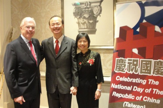 4.杜大使夫婦與眾議員Peter Mathews合影