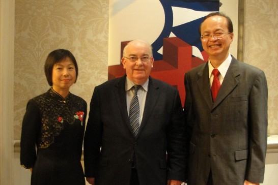 5.杜大使夫婦與參議員Paul Coghlin合影