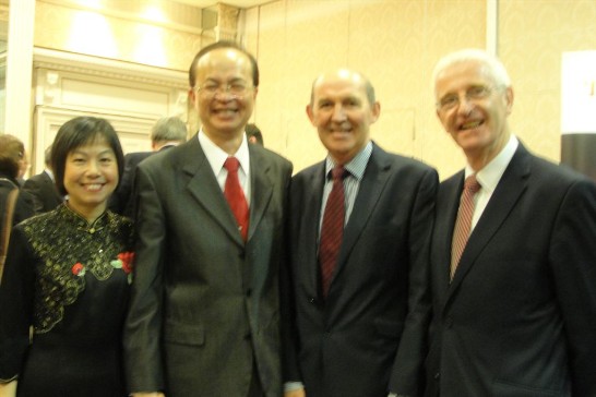 2.杜大使夫婦與眾議院副議長Michael Kitt(右2)及參院外委會參議員Michael Mullins(右1)合影