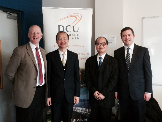 駐愛爾蘭大使杜聖觀（左2）與愛爾蘭國會眾議員Terence Flanagan（右1）、倫敦臺灣貿易中心主任洪銘欽（右2）及都柏林城市大學語文中心執行長Cathal Maye（左1）合影。