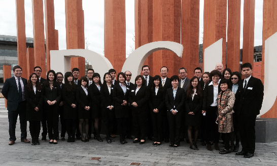 參訓學員與觀禮貴賓合影。駐愛爾蘭大使杜聖觀（右12）、愛爾蘭國會眾議員Terence Flanagan（右14）、倫敦臺灣貿易中心主任洪銘欽（右16）、都柏林城市大學語文中心執行長Cathal Maye（右5）。