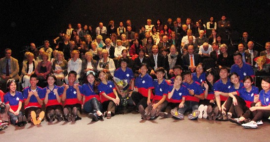 青年大使團全體團員表演後與現場觀眾大合照