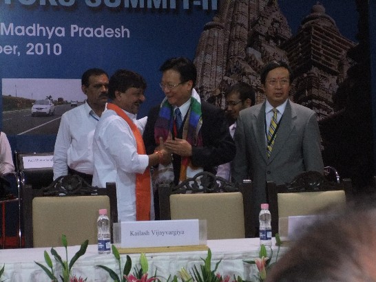 Magistrate Cho Po-Yuan, Changhwa County, Taiwan, led a delegate of 14 persons, including high rank officers of Changhwa County government and chairpersons and CEOs of big enterprises, to attend the “Global Investors’ Summit II” at Khajuraho on 21 Oct. He discussed the probability of bilateral cooperation in agricultural and industrial development with Chief Minister Chivraj Singh Chouhan, Madyha Pradesh. He also addressed a speech to over 500 attendants, revealing the advantage of Changhwa County in agriculture and industry and the possible benefits generated by mutual cooperation between Madyha Pradesh and Changhwa County. 