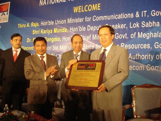 At the INFOCOM CMAI National Telecom Awards 2010, Ambassador Wenchyi Ong receives a memento for “Excellence in Promoting Indo-Taiwan Trade Relations” from Trai chairman J.S. Sharma, with Meghalaya chief minister Mukul Sangma at the center.  