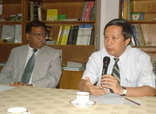 Mr. Ravi Saxena, Principle Secretary, Department of Science &amp; Technology, Government of Gujarat, calls on Representative Ong on June. 24, 2010. He makes a presentation to and has a discussion with staff members of Taipei Economic &amp; Cultural Center about the plan of August 12-13 investment delegation to Taiwan, which aims to attract Taiwan Businesses to invest in India. 