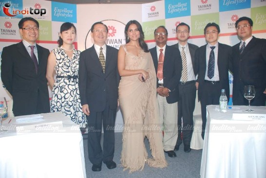 Manager Emilia Shih of TAITRA, Paul Chen of Taipei World Trade Center Liaison Office in India, and Director David Hsu of Economic Division, TECC participated in the campaign “Taiwan Excellence” in Mumbai, August 12, 2010. Picture was taken with Taiwan Excellence endorser, Lara Dutta, former Miss Universe and popular Bollywood actor, and representatives of Taiwan international ICT brands of BENQ, ASUS, D-Link, and Transcend.