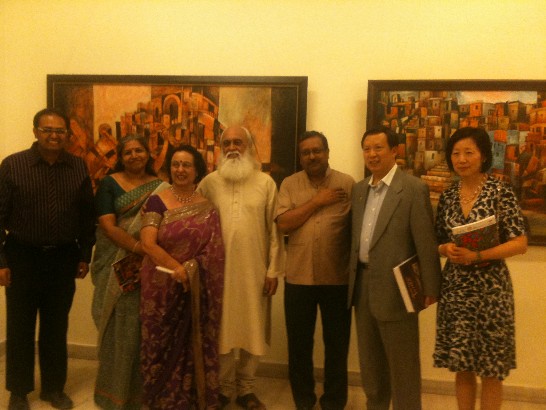Amb. Ong was invited by Mr. Jain of the Dhoomimal Gallery, the oldest in Delhi, to inaugurate the exhibition on April 9 by two famous Indian artists DilipDas Gupta and B B Singh. 