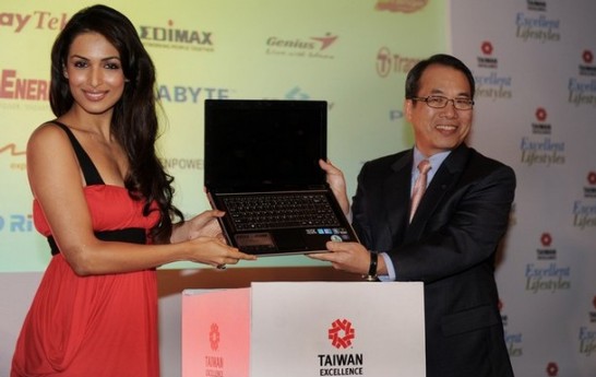Deputy Representative Paul Shek of TECC participated in “Taiwan Excellence 2011 Campaign” Press Conference in Delhi on June 9th, 2011. Picture was taken with Taiwan Excellence endorser Bollywood Superstar Malaika Arora to display a notebook from Taiwan.