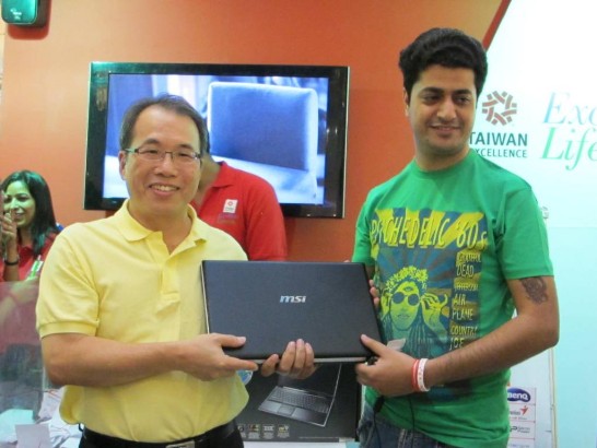 Deputy Representative Paul Shek of TECC showed up at Taiwan Excellence Experiencing Zones at Ambience Mall in suburban Delhi. Picture was taken with the lucky draw winner of the first prize- MSI notebook.