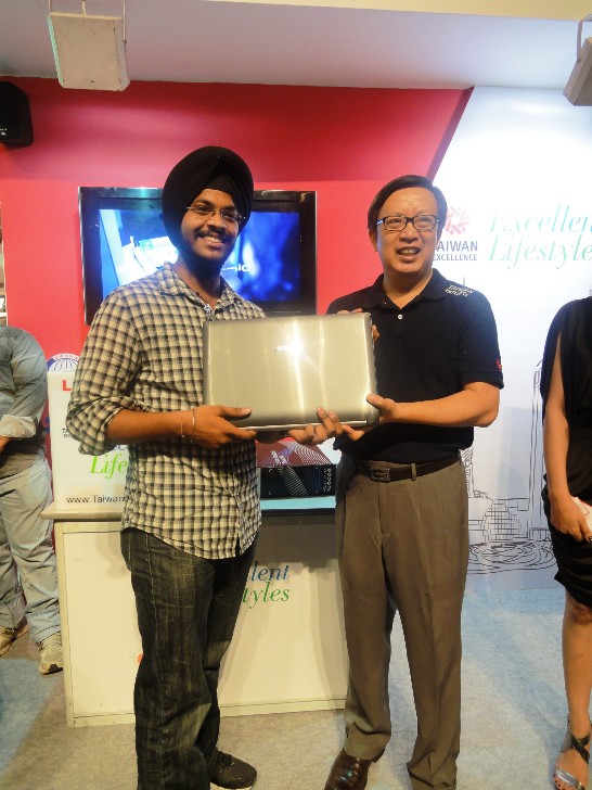 Representative Wenchyi Ong of TECC present at Taiwan Excellence Experiencing Zones at Select City Walk shopping center July 9, 2011 in New Delhi. Picture was taken with the lucky draw winner of the first prize- ASUS notebook.