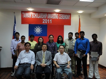 2011 Taiwan Scholarship recipients take photo with Ambassador Wenchyi Ong after awarding ceremony on July 29, 2011.