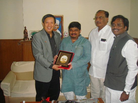 Representative Ong hosted a dinner party with some MPs from the Andhra Pradesh on August 3rd. MP Ponnam Prabhakar and his colleagues in the Lok Sabha had a picture with Mr. Ong.
