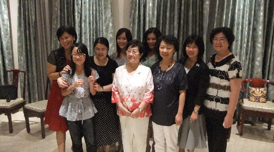 MP Madam Chen Chieh-Ju dine together with Taiwanese in Delhi at Representative Ong's residence.