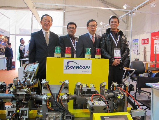 Representative Wenchyi Ong （Right 2nd）and Economic Counselor Da-Wei Hsu（Left 1st） of Taipei Economic &amp; Cultural Center in New Delhi visited 2012 Auto Expo on January 6, 2012 and took picture with a Taiwanese exhibitor and his Indian sales agent.