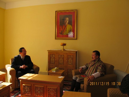 Counselor David Hsu meets with Director General Kesang Wangdi. 