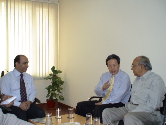 Mr. Govind Hari Singhania, Chairman and Mr. Sanjiv Marwah Director of JK Institute of Managemnt and Technology warmly welcome Representative Ong.