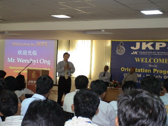 Representative Ong speaks to the MBA students at JK Institute of Managemnt and Technology.