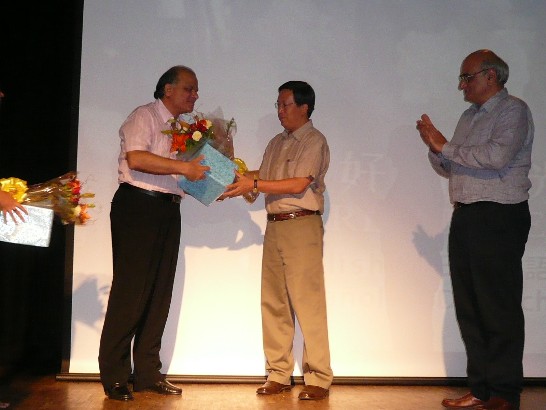 Representative Wenchyi Ong(middle) presents gifts to chief guest Shri S. M. Khan(left), Director of Directorate of Film Festivel, Ministry of Information &amp; Broadcasting and guest of honor Shri Mani Kaul(right), famed Indian film director at the inauguration of the Film Festival.