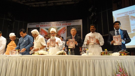 (From the left) Aziz Quraishi (Governor of Uttrakhand), Dr. Shakeel (Spokesperson of the Congress Party), Mahabal Mishra (MP, Lok Sabha), Tajuddin Ansari (Co-ordinator &amp; Advisor of Comission for Schedule Caste), Amb. Tien, Gagender Singh Rajukhedi (MP, Lok Sabha) and all participants of the function stood up to contribute their condolence to Shri Rajiv Gandhi.