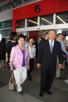 5 Lawmakers, members of The Taiwan-India Parliamentarian’s Friendship Association, arrived in India on July 22, 2014. Ms. Chen, Chiech-Ju is accompanied by Amb. Tien while walking out off the airport lobby
