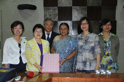 Members of The Taiwan-India Parliamentarian’s Friendship Association and Amb. Tien called on Chief Minister of Gujarat, Anandiben Patel, on July 24, 2014. (from left to right)Lawmakers Yu, Mei-Nu, Chen, Chiech-Ju, Kuan, Amb. Tien, CM of Gujarat Anandiben Patel, Bi-Ling and Lin, Shu-Fen.