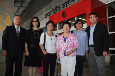 Amb. Tien greeted the Lawmakers from the Democratic Progress Party at IGI Airport in New Delhi on July 22, 2014. They are (from right to left) Lin, Shu-Fen, Chen, Chiech-Ju, Yu, Mei-Nu and Kuan, Bi-Ling. 