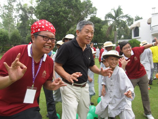 Amb. Tien  participating stepped    balloon race.
