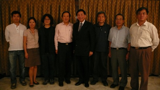 中華奧會主席吳經國先生與東海大學建築系羅教授時瑋等於翁代表官舍餐敘。