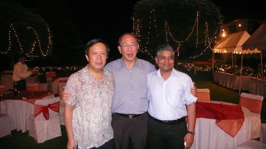 國際經濟合作協會王理事長鍾渝率投資考察團訪印，於翁代表官舍與印度台北協會羅國棟大使合影。