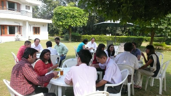 駐印度代表處翁代表文祺於本（99）年10月15日中午在職務宿舍宴請受邀參加「2010年韓國及南亞地區傑出青年台灣研習營」之參訓者，除介紹台灣現況外，並向參訓者說明研習營相關活動安排。