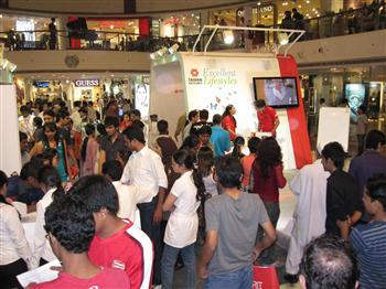 外貿協會「台灣國際品牌整合行銷及廣宣專案」10月15-17日於新德里Select City Walk購物中心登場,會場設置「台灣精品及國際品牌體驗行銷專區」，吸引超過25,000名民眾前往參觀，有效提升消費者對台灣精品及國際品牌的認知度。