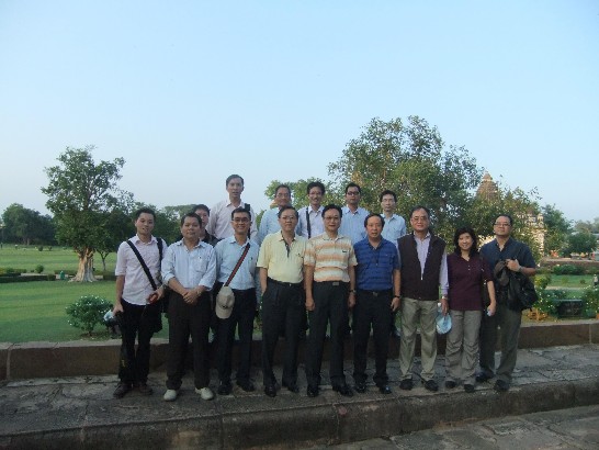 彰化縣卓縣長乙行14人於10月21日赴中央省Khajuraho市參加「第二屆全球招商大會」。期間卓縣長與中央省Chouhan省長座談，探詢雙邊合作之可能性，並應大會邀請發表演說，向現場逾500名來自全印及各國企業人士介紹彰化縣農工產業之特長，強調彰化縣與中央省在產業發展上可互利互補，誠摯歡迎各界赴彰化投資，獲現場觀眾廣大迴響。