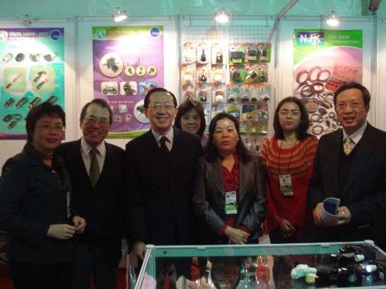 駐印度代表處翁代表、石副代表、經濟組及新聞組組長與本處同仁前往展場為參展台商加油打氣，並就我國各種新穎產品及印度市場展望等問題，交換意見