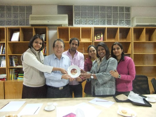 本處於11月29日下午邀請本（99）年10月中旬赴台參加「2010年南亞地區傑出青年台灣研習營」的印度學員來處茶敘，由石副代表及各組組長接待，聽取學員在台灣參與此次研習營的心得並交換意見