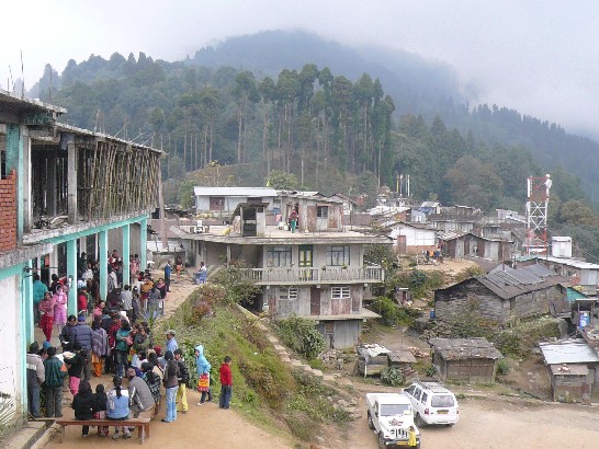 前衛生署長李明亮伉儷、國合會陳志福團長率領2009年行動醫療團一行13人訪印,於大吉嶺山區展開為期2週之義診行程。