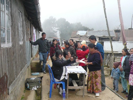 前衛生署長李明亮伉儷、國合會陳志福團長率領2009年行動醫療團一行13人訪印,於大吉嶺山區展開為期2週之義診行程。