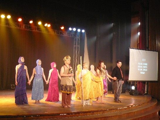 公演完畢，由三一寰宇協會楊慶亮導演帶領舞者謝幕。