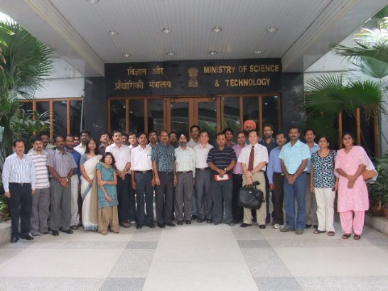 印度科技組張顏暉組長於5月28日應邀協同方天賜秘書至印度科技部參加科技考察團行前會。張組長於會中致辭歡迎26位團員訪台參觀科研單位，並提供團員訪台建議及回答團員詢問。考察團訂於5月29日至6月5日訪台，在國科會協助安排下，將拜會國科會、赴新聞局聽取國情簡報及參訪中研院、大學、國家實驗室、科學園區等相關單位。