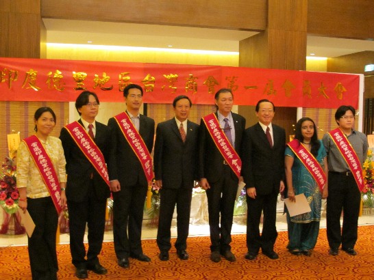 印度第1個台灣商會「印度德里台灣商會」於2010年8月8日正式成立 ，新任會長李衍進、全體理監事與翁代表文祺及徐組長大衛合影