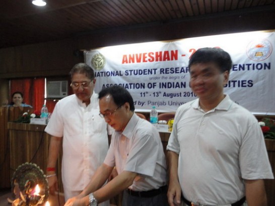 本處文化組與科技組組長應邀於8月11日出席「印度大學協會」（Association of Indian Universities, AIU）主辦之Anveshan-2010 National Student Research Convention活動，並與印方人士就強化雙邊交流交換意見。Punjab大學校長Prof. R.C. Sobti、文化組張俊均組長、科技組張顏暉組長共同為開幕儀式點燈。