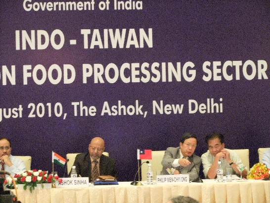 翁代表於8月19日應邀出席印度食品加工部主辦之「台印食品加工產業會議」，於致詞時指出，印度許多農產品產量居全球之冠，惟加工比例極低，導致有高達4成之食物於從產地運送至市場之過程中腐壞；印度政府刻戮力提高食品加工業產能，我廠商應善用機會，爭取在此一廣大市場立足。