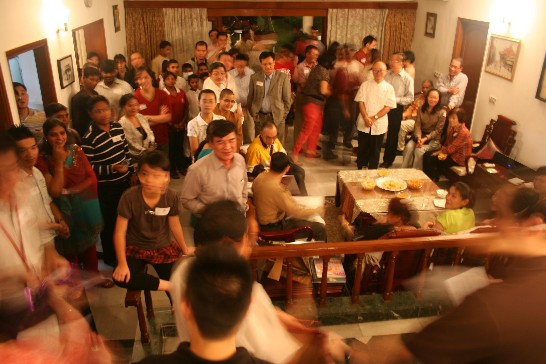 本處9月22日晚間於代表職務宿舍舉辦中秋節聯歡晚會，邀請旅印台商、僑胞、眷屬及印度貴賓約80餘人齊聚一堂，場面溫馨熱鬧，賓主盡歡。