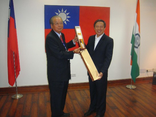 考試院印度文官制度考察團乙行16人在考試院高委員明見的率領下,於2011年11月1日至9日訪印