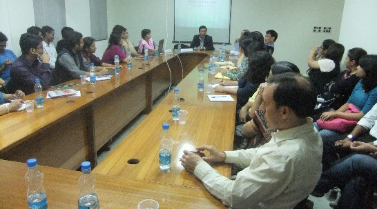 翁代表應邀到德里大學向東亞系師生演講，科技組張組長與席。(Nov. 18, 2011)