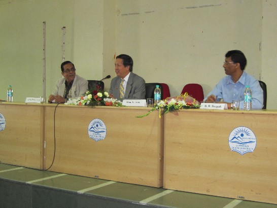翁代表受邀到Uttarakhand 州立Doon大學演講，受到校長Dr. Pant（左）及中文系主任Dr. Deepak之接待